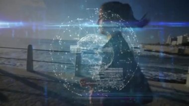 Plajda koşan sağlıklı bir kadın üzerindeki dünya çapındaki bağlantıların animasyonu. spor ve yarışma konsepti dijital olarak oluşturulmuş video.