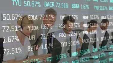 Kulaklık takan işadamları üzerinde finansal veri işleme animasyonu. 