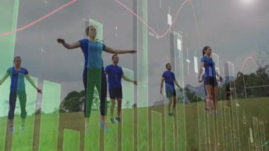 Egzersiz yapan bir grup kadın ve erkek üzerinde veri işleme animasyonu. spor ve yarışma konsepti dijital olarak oluşturulmuş video.