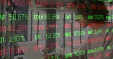 Akıllı telefon kullanan bir kadının istatistik ve veri işleme animasyonu. küresel iş, dijital arayüz ve teknoloji konsepti dijital olarak oluşturulmuş video.