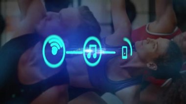 Egzersiz yapan insanların üzerinde ikonlar ve mavi ışıkların animasyonu. global spor, fitness, sağlıklı yaşam tarzı ve dijital olarak üretilen veri işleme konsepti.