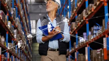 Depoda çalışan adam üzerindeki bağlantı ağının animasyonu. küresel gönderim, bağlantılar ve dijital arayüz konsepti dijital olarak oluşturulmuş video.