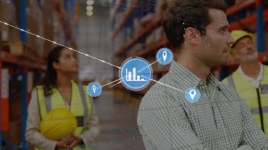 Depoda çalışan gülümseyen adam üzerindeki bağlantı ağının animasyonu. küresel gönderim, bağlantılar ve veri işleme konsepti dijital olarak oluşturulmuş video.