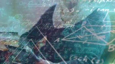 Metin 6G ve parlayan arayüzün animasyonu, evde tablet kullanan bir kadın üzerinde. küresel iletişim ağı, yaşam tarzı ve dijital arayüz konsepti dijital olarak oluşturulmuş video.