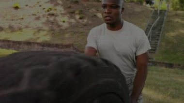 Lastikle egzersiz yapan kaslı adam üzerinde veri işleme animasyonu. spor ve yarışma konsepti dijital olarak oluşturulmuş video.