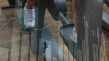 Yürüme makinesi kullanan kadın hakkında istatistik ve veri işleme animasyonu. global spor, fitness ve veri işleme konsepti dijital olarak oluşturulmuş video.