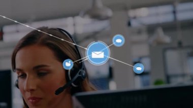 Kulaklık takan iş adamları üzerindeki bağlantılar ve simgelerin animasyonu. küresel iletişim, iş dünyası, bağlantılar, dijital arayüz ve teknoloji konsepti dijital olarak oluşturulmuş video.