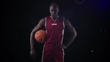 Siyah arka planda basketbol oyuncusu üzerinden bağlantı ağının animasyonu. global spor, rekabet ve bağlantılar dijital olarak oluşturulmuş video konsepti.