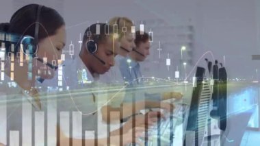 Kulaklık takan iş adamlarının finansal veri işleme animasyonu. küresel iletişim, iş dünyası, bağlantılar, dijital arayüz ve teknoloji konsepti dijital olarak oluşturulmuş video.