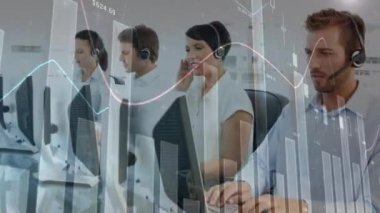 Kulaklık takan iş adamlarının finansal veri işleme animasyonu. küresel iletişim, iş dünyası, bağlantılar, dijital arayüz ve teknoloji konsepti dijital olarak oluşturulmuş video.