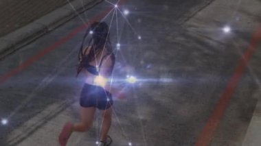 Açık havada koşan kadınlar üzerindeki bağlantı ağının animasyonu. global spor, fitness, veri işleme ve dijital arayüz kavramı dijital olarak oluşturulmuş video.