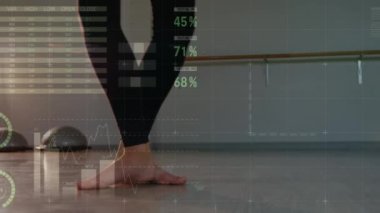 Kadın balerin bacaklarının üzerinde veri işleme animasyonu. küresel spor ve veri işleme kavramı dijital olarak oluşturulmuş video.