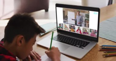 Evde online ders için dizüstü bilgisayar kullanan çocuğun kompozitifi, ekranda çeşitli öğretmenler ve sınıflar var. küresel iletişim teknolojisi ve çevrimiçi ilköğretim konsepti, dijital olarak oluşturulmuş video.