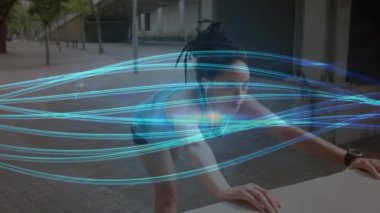 Açık havada egzersiz yapan kadın üzerindeki bağlantı ağının animasyonu. global spor, fitness, veri işleme ve dijital arayüz kavramı dijital olarak oluşturulmuş video.