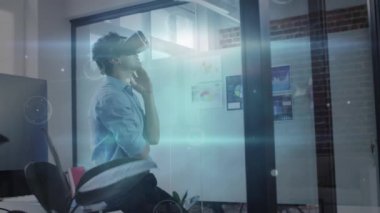 Ofisteki video kulaklığı kullanarak iş adamı üzerinden bağlantı ağının animasyonu. küresel bağlantılar, iş ve teknoloji konsepti dijital olarak oluşturulmuş video.