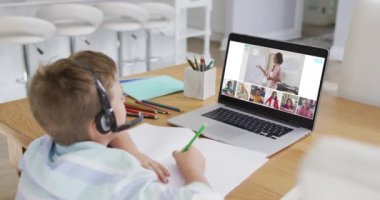 Evde online ders için dizüstü bilgisayar kullanan çocuğun kompozitifi, ekranda çeşitli öğretmenler ve sınıflar var. küresel iletişim teknolojisi ve çevrimiçi ilköğretim konsepti, dijital olarak oluşturulmuş video.