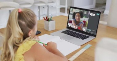 Liseli kız, meslektaşı ve internet sohbeti ile evde online ders için dizüstü bilgisayar kullanıyor. küresel iletişim teknolojisi ve çevrimiçi ilköğretim konsepti, dijital kompozit video.