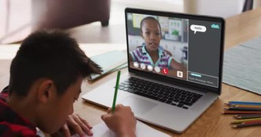 Öğrenci, meslektaşı ve internet sohbeti ile evde online ders için dizüstü bilgisayar kullanıyor. küresel iletişim teknolojisi ve çevrimiçi ilköğretim konsepti, dijital kompozit video.