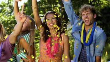 Yaz müzik festivalinde eğlenen insanların üzerine altın konfetilerin düşüşünün animasyonu. yaz, tatil, kutlama ve parti konsepti dijital olarak oluşturulmuş video.