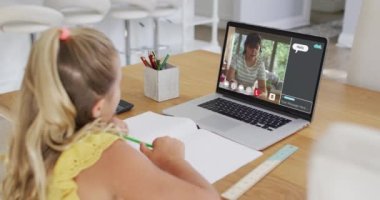 Evde online ders için dizüstü bilgisayar kullanan liseli kız, kadın öğretmen ve ekranda web sohbeti. küresel iletişim teknolojisi ve çevrimiçi ilköğretim konsepti, dijital kompozit video.