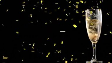 Elmas ve incili altın konfetilerin siyah arka planda şampanya bardaklarına düşüşünün animasyonu. kutlama, parti, gelenek, lüks ve olay konsepti dijital olarak oluşturulmuş video.