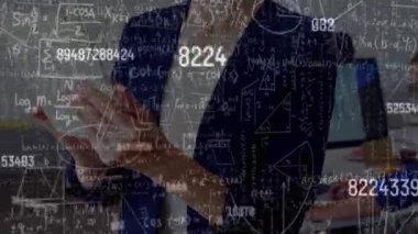 Tablet kullanarak iş kadınının üzerinden geçen matematiksel hesaplamaların ve verilerin animasyonu. küresel iletişim ağı, yaşam tarzı ve dijital arayüz konsepti dijital olarak oluşturulmuş video.