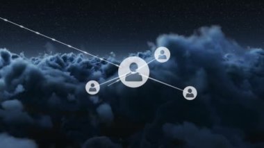 Gökyüzü üzerindeki simgelerle bağlantı ağının animasyonu. küresel bağlantılar ve dijital arayüz konsepti dijital olarak oluşturulmuş video.