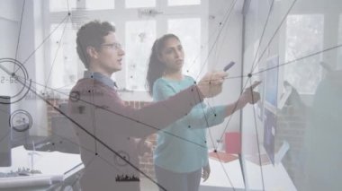 Ofisteki insanlar üzerindeki bağlantı ağının animasyonu. küresel iş, dijital arayüz ve teknoloji konsepti dijital olarak oluşturulmuş video.