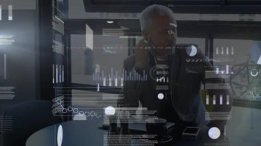 Ofisteki iş adamının ekranlarındaki finansal veri işleme animasyonu. küresel iş, dijital arayüz ve teknoloji konsepti dijital olarak oluşturulmuş video.