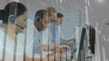 Kulaklık takan iş adamlarıyla ilgili istatistik ve veri işleme animasyonları. küresel iletişim, iş dünyası, bağlantılar, dijital arayüz ve teknoloji konsepti dijital olarak oluşturulmuş video.