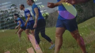 Koşan bir grup kadın ve erkek üzerinde veri işleme animasyonu. spor ve yarışma konsepti dijital olarak oluşturulmuş video.