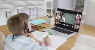 Liseli çocuk evde online ders için dizüstü bilgisayar kullanıyor. Çeşitli öğretmenler ve sınıflar ekranda. küresel iletişim teknolojisi ve çevrimiçi ilköğretim konsepti, dijital kompozit video.