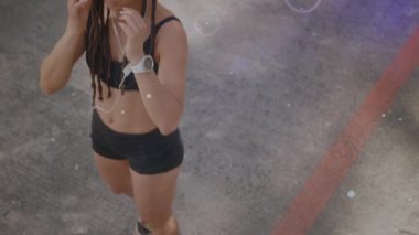 Kulaklık takan sağlıklı bir kadın için bağlantı ağının animasyonu. küresel bağlantılar, spor, fitness ve veri işleme konsepti dijital olarak oluşturulmuş video.