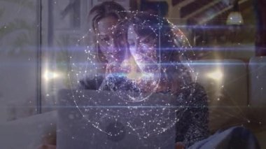 Dizüstü bilgisayar kullanan kadınlar üzerinde bağlantı ağı olan dünyanın animasyonu. küresel iş, dijital arayüz ve teknoloji konsepti dijital olarak oluşturulmuş video.