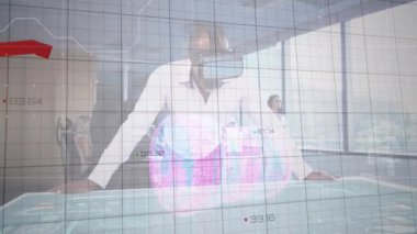 VR kulaklık kullanarak iş adamlarının üzerinde işleyen kırmızı çizgilerin animasyonu. küresel iş, teknoloji, bağlantılar ve dijital olarak oluşturulmuş video işleme konsepti.