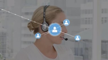 Kulaklık takan iş kadınının üzerindeki bağlantılar ve simgelerin animasyonu. küresel iletişim, iş dünyası, bağlantılar, dijital arayüz ve teknoloji konsepti dijital olarak oluşturulmuş video.