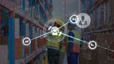 Depoda çalışan insanlar üzerindeki simgelerle bağlantı ağının animasyonu. küresel gönderim, bağlantılar ve veri işleme konsepti dijital olarak oluşturulmuş video.