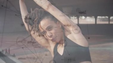 Formda bir kadının egzersiz yapması üzerine bağlantı ağının animasyonu. küresel bağlantılar, spor, fitness ve veri işleme konsepti dijital olarak oluşturulmuş video.