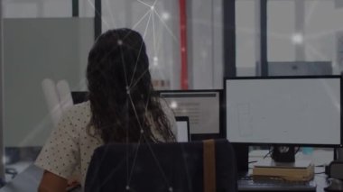 Ofisteki iş adamları üzerinden bağlantı ağının animasyonu. küresel bağlantılar, iş ve teknoloji konsepti dijital olarak oluşturulmuş video.