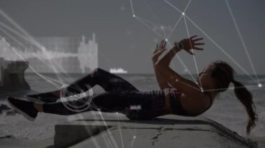 Açık havada egzersiz yapan kadın üzerindeki bağlantı ağının animasyonu. global spor, fitness, veri işleme ve dijital arayüz kavramı dijital olarak oluşturulmuş video.