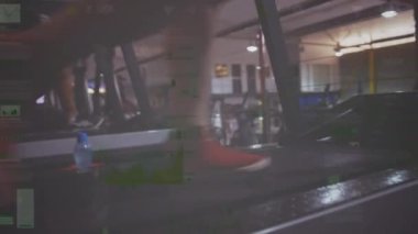 Koşu bandında koşan adamın istatistik ve veri işleme animasyonu. global spor, fitness ve veri işleme konsepti dijital olarak oluşturulmuş video.