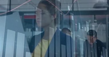 İş adamları üzerinde finansal veri işleme animasyonu. küresel iş, bağlantılar ve veri işleme kavramı dijital olarak oluşturulmuş video.