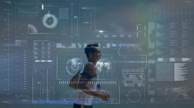 Plajda koşan zinde bir adamın veri işleme animasyonu. spor ve yarışma konsepti dijital olarak oluşturulmuş video.