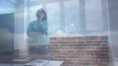 Ofisteki iş kadınlarıyla olan bağlantıların animasyonu. küresel bağlantılar, iş ve teknoloji konsepti dijital olarak oluşturulmuş video.