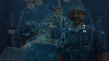 Kapsam taraması ve yüz maskeli bir cerrahın üzerinde yüzen kovansı 19 hücrenin animasyonu. küresel covid 19 salgın hastalık ve sağlık hizmetleri konsepti dijital olarak oluşturulmuş video.