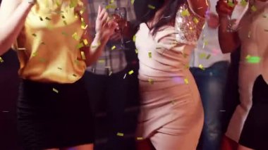 Partide eğlenen mutlu insanların üzerine konfetilerin düşüşünün animasyonu. parti, kutlama, müzik ve eğlence konsepti dijital olarak oluşturulmuş video.