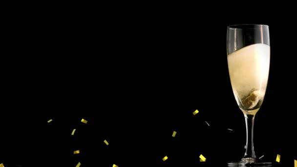 Animación Confeti Dorado Cayendo Sobre Copa Champán Nochevieja Fiesta Celebración — Vídeo de stock