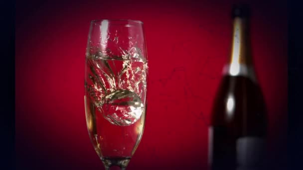 シャンパンのガラス越しにスポットが落ちる接続のネットワークのアニメーション 大晦日パーティーやお祝いのコンセプトデジタル生成されたビデオ — ストック動画
