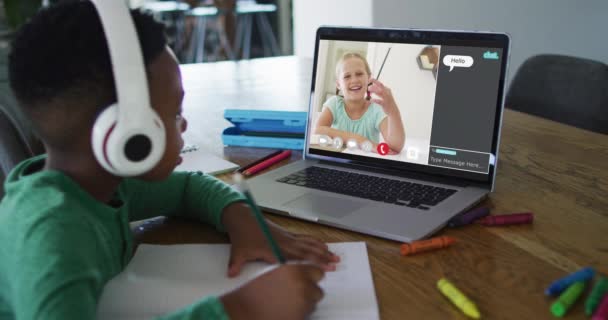Schoolboy Χρησιμοποιώντας Φορητό Υπολογιστή Για Online Μάθημα Στο Σπίτι Φίλο — Αρχείο Βίντεο