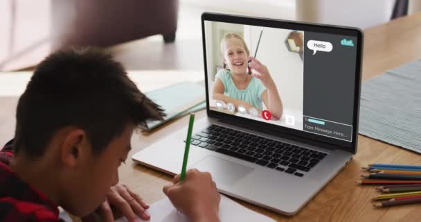 Écolier Utilisant Ordinateur Portable Pour Leçon Ligne Maison Avec Ami — Video